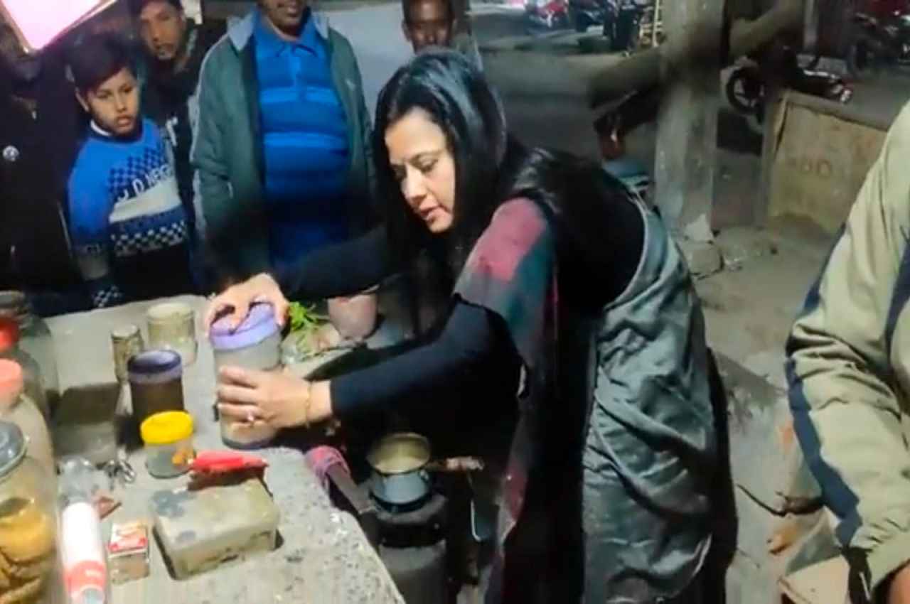 West Bengal : चाय बनाते हुए महुआ मोइत्रा ने ली चुटकी, ’क्या पता यह मुझे कहां ले जाए’?