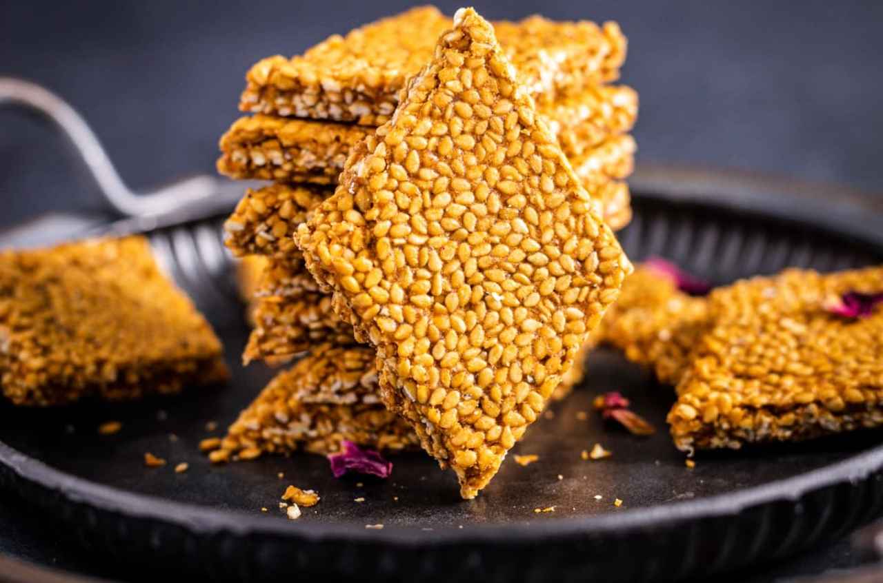 Makar Sankranti 2023: टेस्टी तिल चिक्की के साथ मकर संक्रांति बनाएं खास, जानें रेसिपी