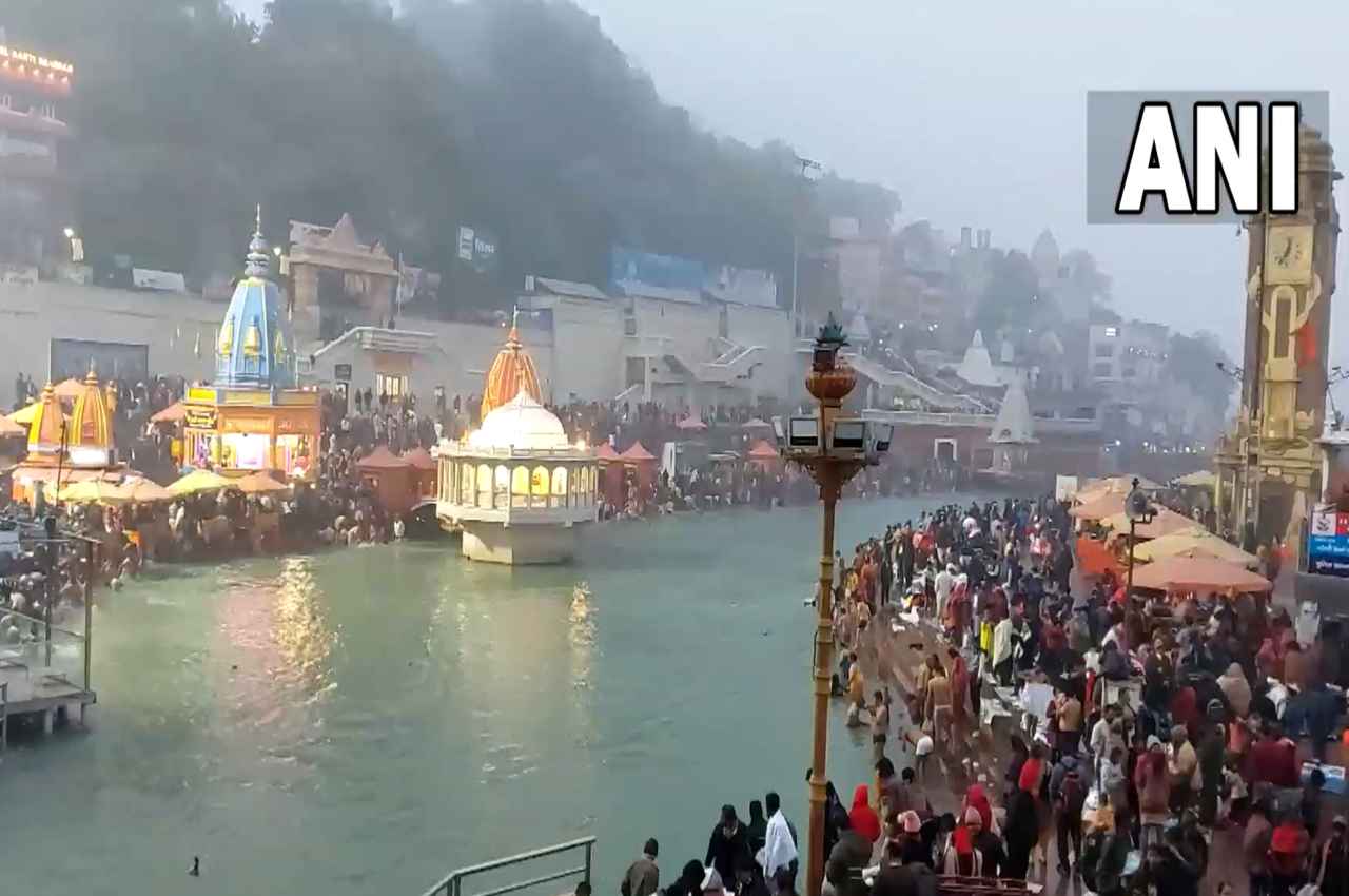 Makar Sankranti 2023: लहू तक जमा देने वाली ठंड भी न रोक पाई आस्था का सैलाब, देखें गंगा स्नान के Video