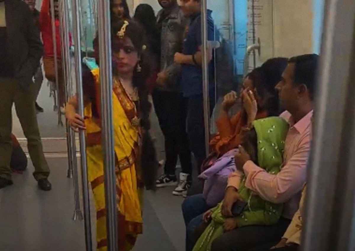 Viral Video: 'भूल भुलैया' फिल्म वाली 'मंजुलिका' के गेटअप में मेट्रो में दिखी युवती, यूजर्स ने ऐसे किया रिएक्ट