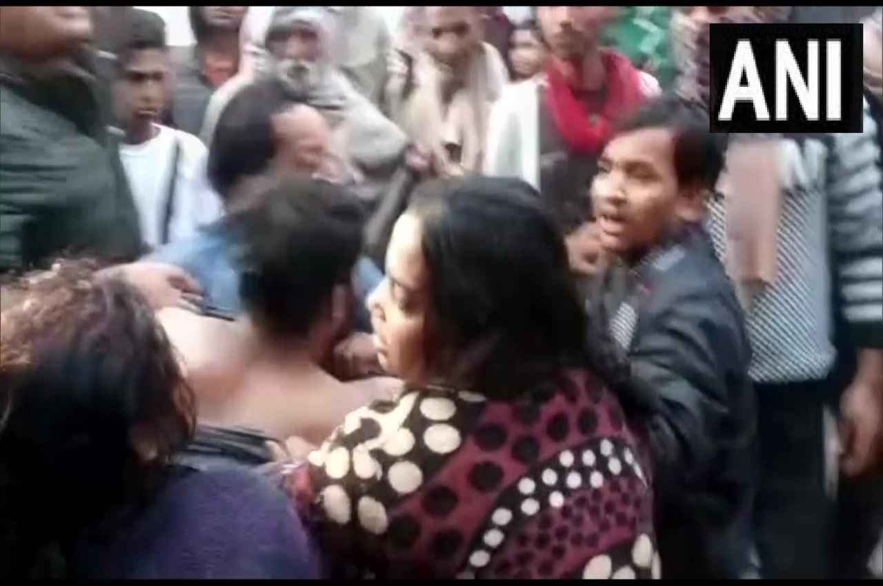 बाइक चोर को पकड़ने गई थी मथुरा पुलिस... आरोपी के साथ खड़े हो गए इतने लोग कि फिर...