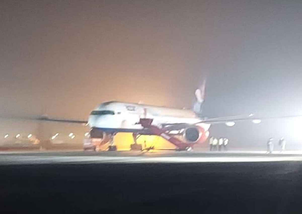 Moscow-Goa Flight: बम की धमकी के बाद मॉस्को-गोवा फ्लाइट की जामनगर में इमरजेंसी लैंडिंग, सुरक्षा एजेंसियां जांच में जुटी