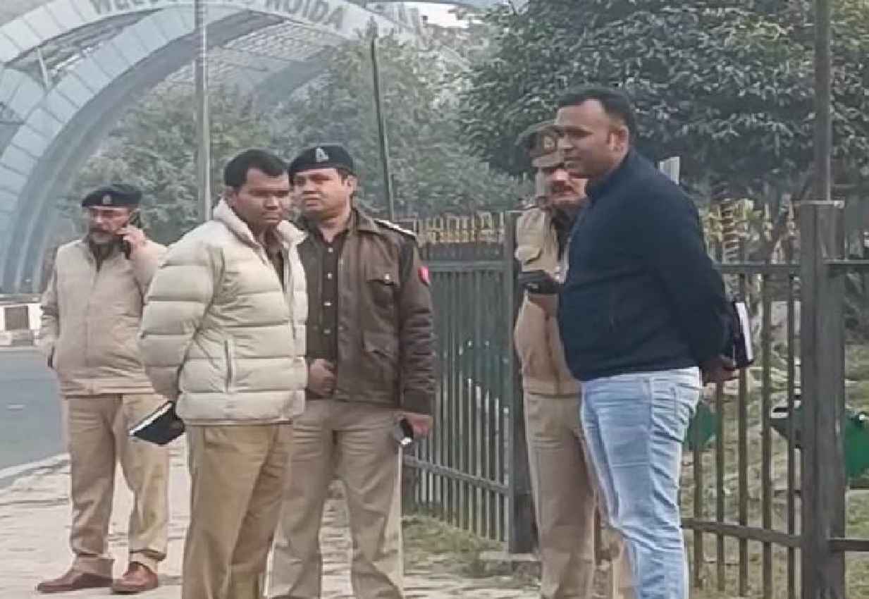 Noida: टक्कर के बाद फूड डिलीवरी बॉय को 500 मीटर तक घसीटा, लाश छोड़ कर भागा कार चालक