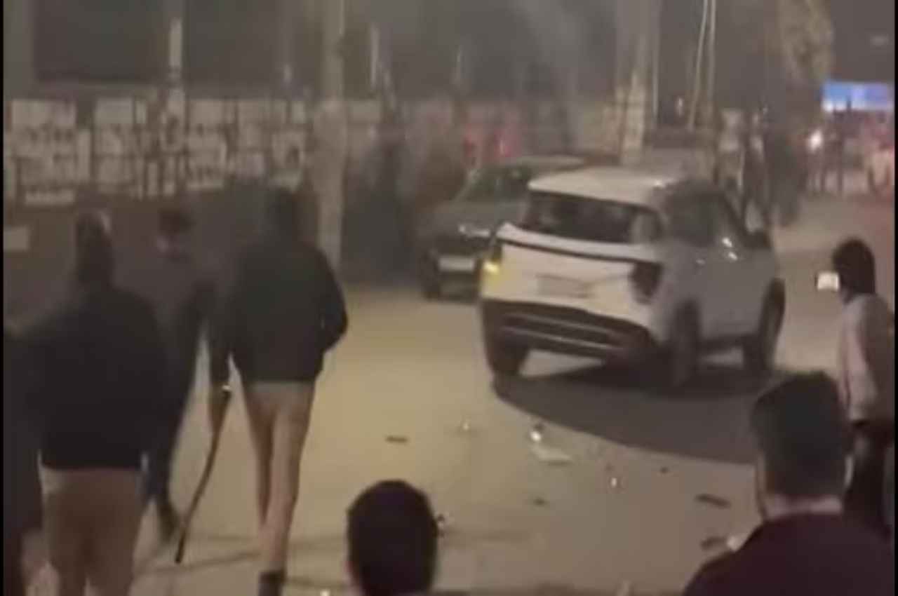 नोएडा में पुलिस को देख SUV लेकर भागा युवक, फिर हुआ लाखों का नुकसान, जानें पूरा मामला