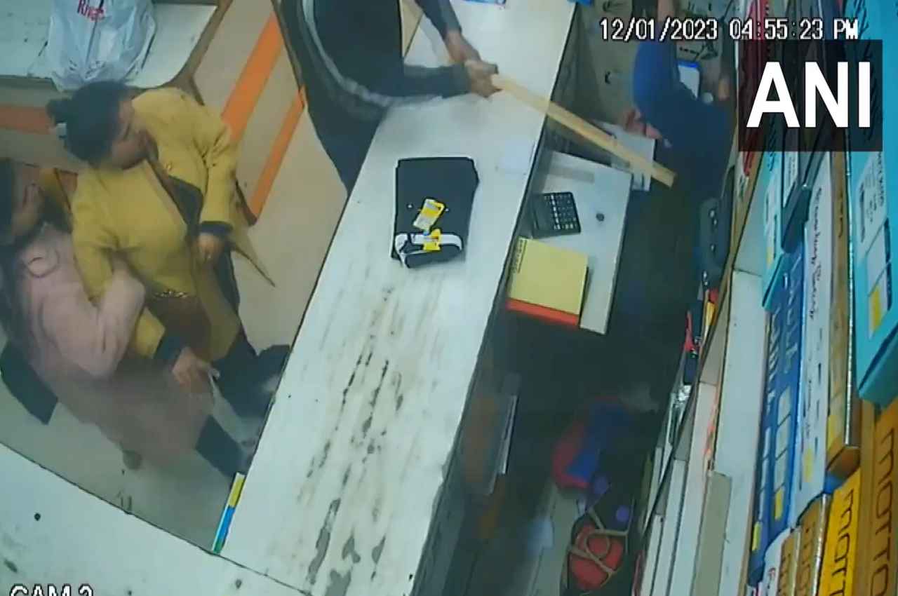 Noida Atta Market में दुकानदार ने जैकेट वापस नहीं की तो महिला के पति ने खेला 'खूनी खेल', देखें Video