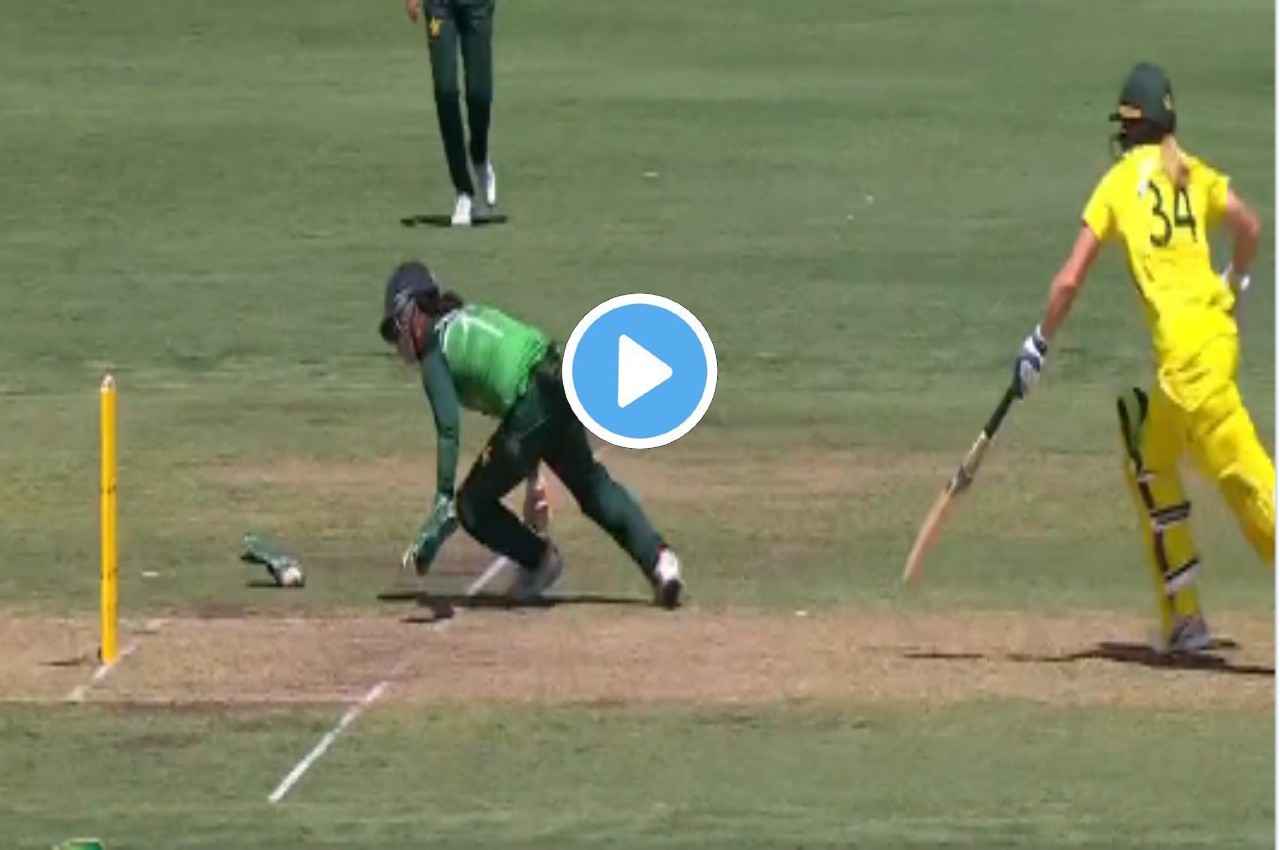AUS vs PAK: स्टाइल मारकर स्टंपिंग करने जा रही थी पाकिस्तानी विकेटकीपर, गोल घूमकर अचानक फिसली, देखें वीडियो