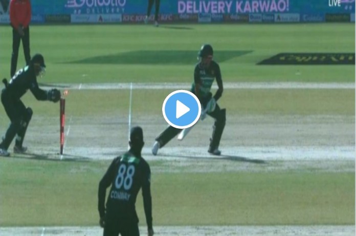 Pak Vs Nz शॉट मारने चार कदम आगे बढ़े Babar Azam गेंदबाज ने चकमा देकर