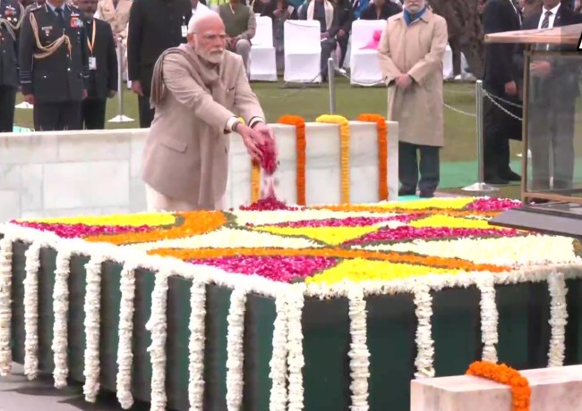 PM Modi pay tributes to Mahatma Gandhi PM Modi pay tributes to Mahatma Gandhi
