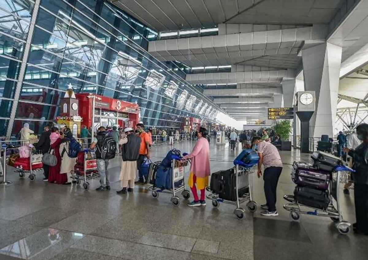 Another Pee-Gate Incident: नशे में धुत यात्री ने दिल्ली IGI एयरपोर्ट के गेट पर किया पेशाब, गिरफ्तारी के बाद रिहा