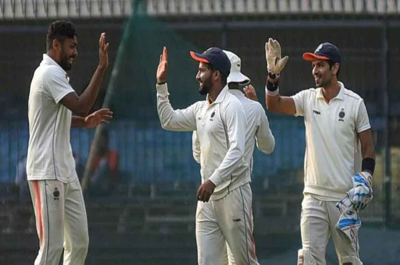 Ranji Trophy: टीम इंडिया से बाहर चल रहे खिलाड़ी ने बरपाया कहर, 10 विकेट लेकर सभी को कर दिया हैरान