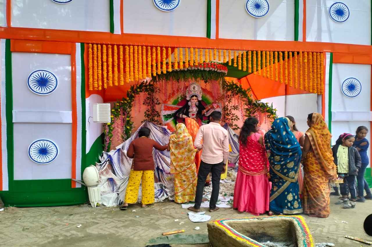 Republic Day 2023: बसंत पंचमी पर मां सरस्वती की पूजा में दिखा देशभक्ति का रंग, लोगों ने ऐसे तैयार किया पंडाल