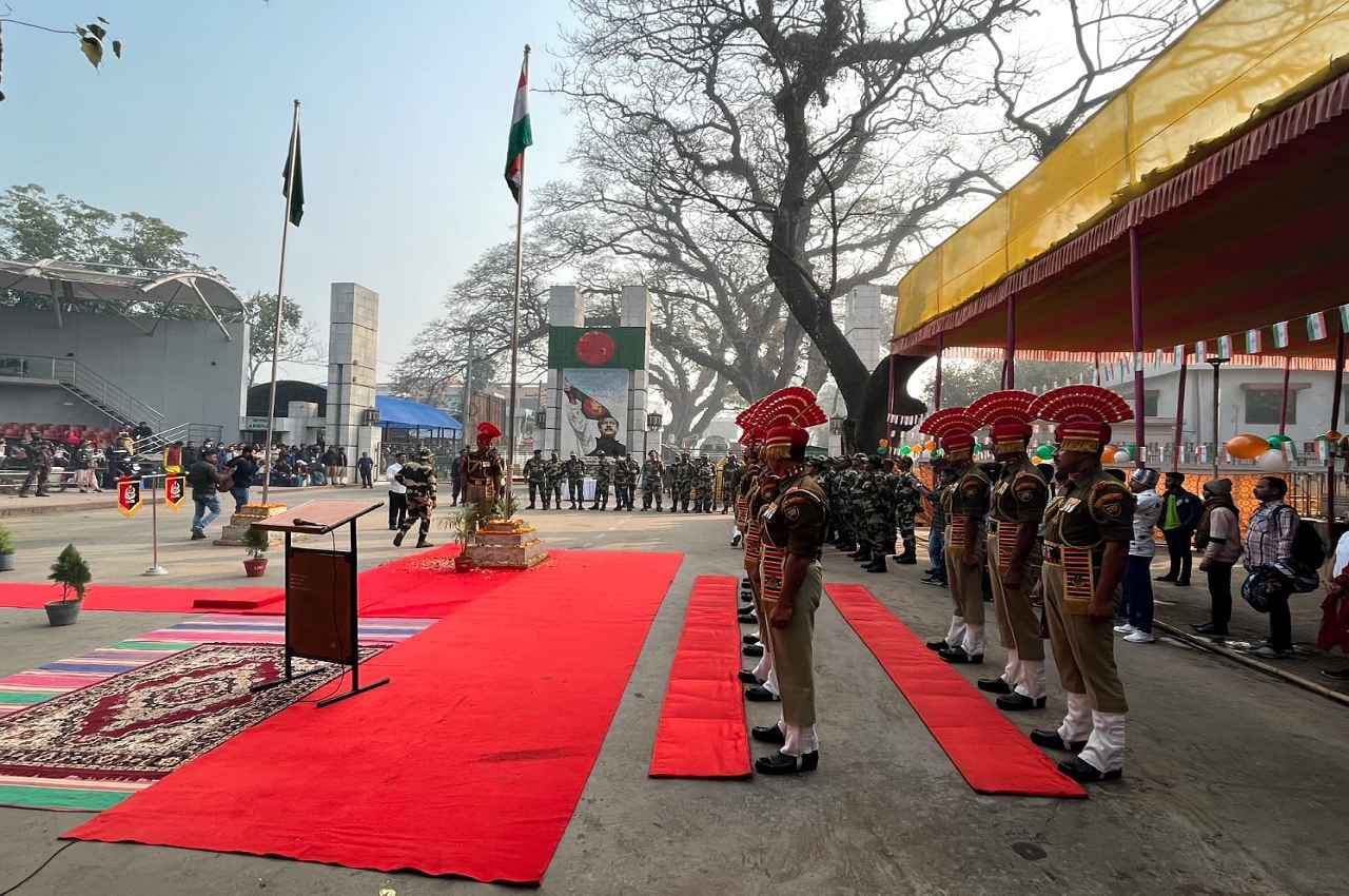Republic Day 2023: भारत-बांग्लादेश सीमा पर जवानों ने इस तरह मनाया 74वां गणतंत्र दिवस