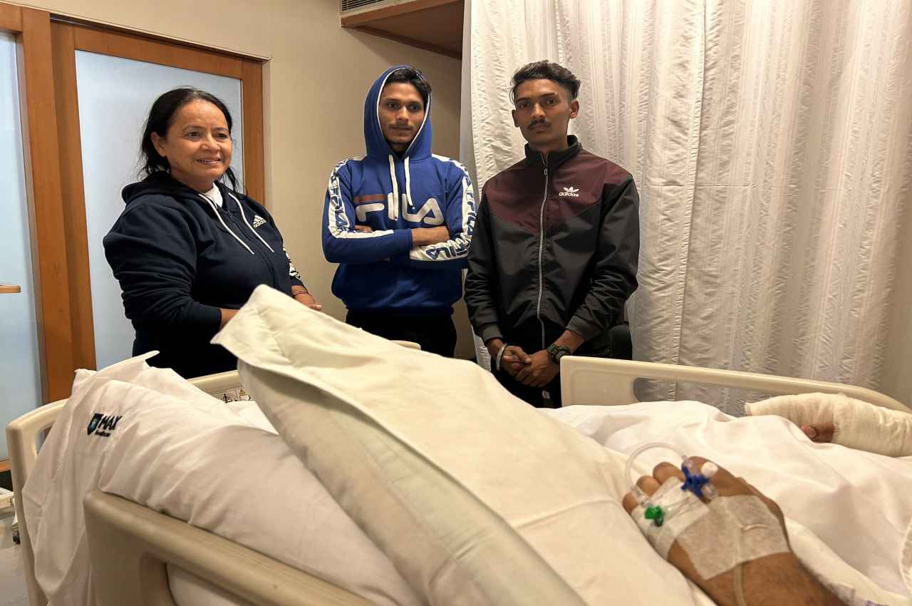 अस्पताल से सामने आई ऋषभ पंत की ताजा तस्वीर, जान बचाने वाले दोनों 'मसीहा' से हुई मुलाकात