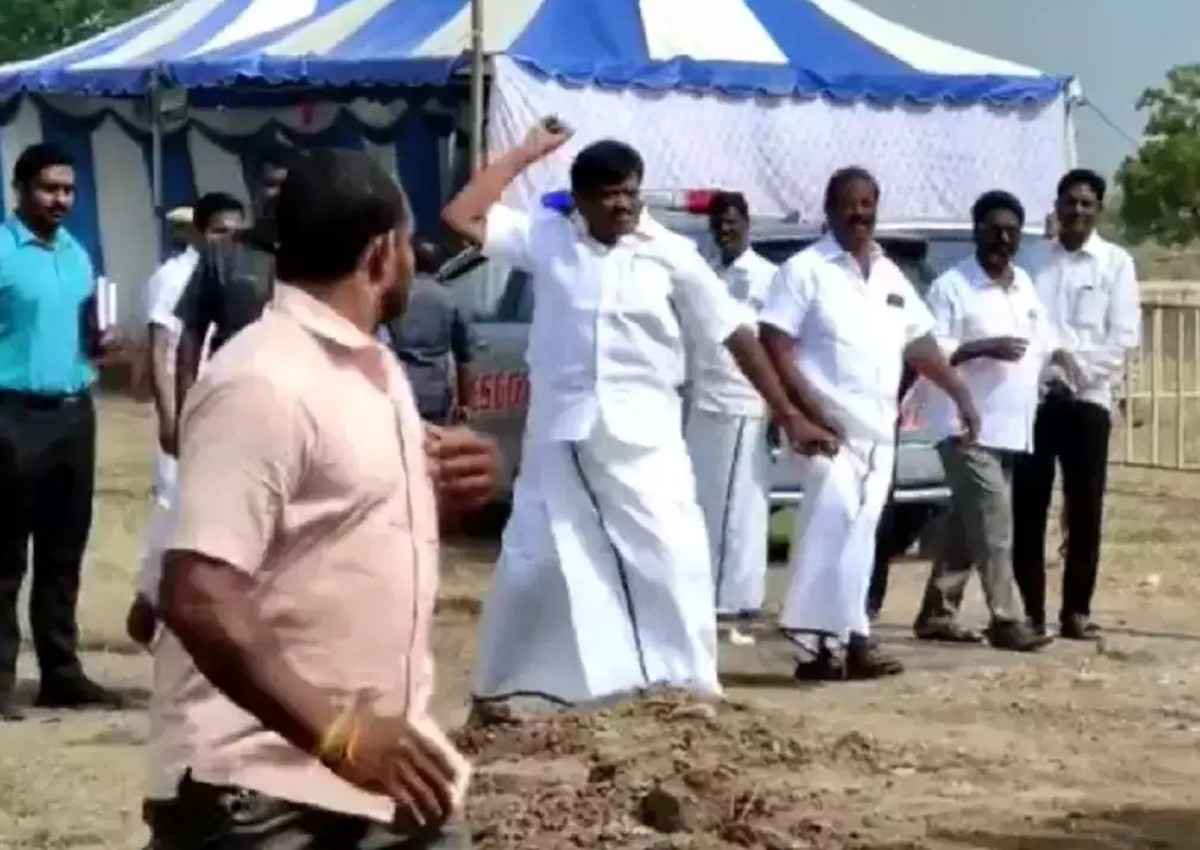 Viral Video: कुर्सी लाने में देरी हुई तो भड़के तमिलनाडु के मंत्री SM नसर, गुस्से में कार्यकर्ताओं पर फेंका पत्थर