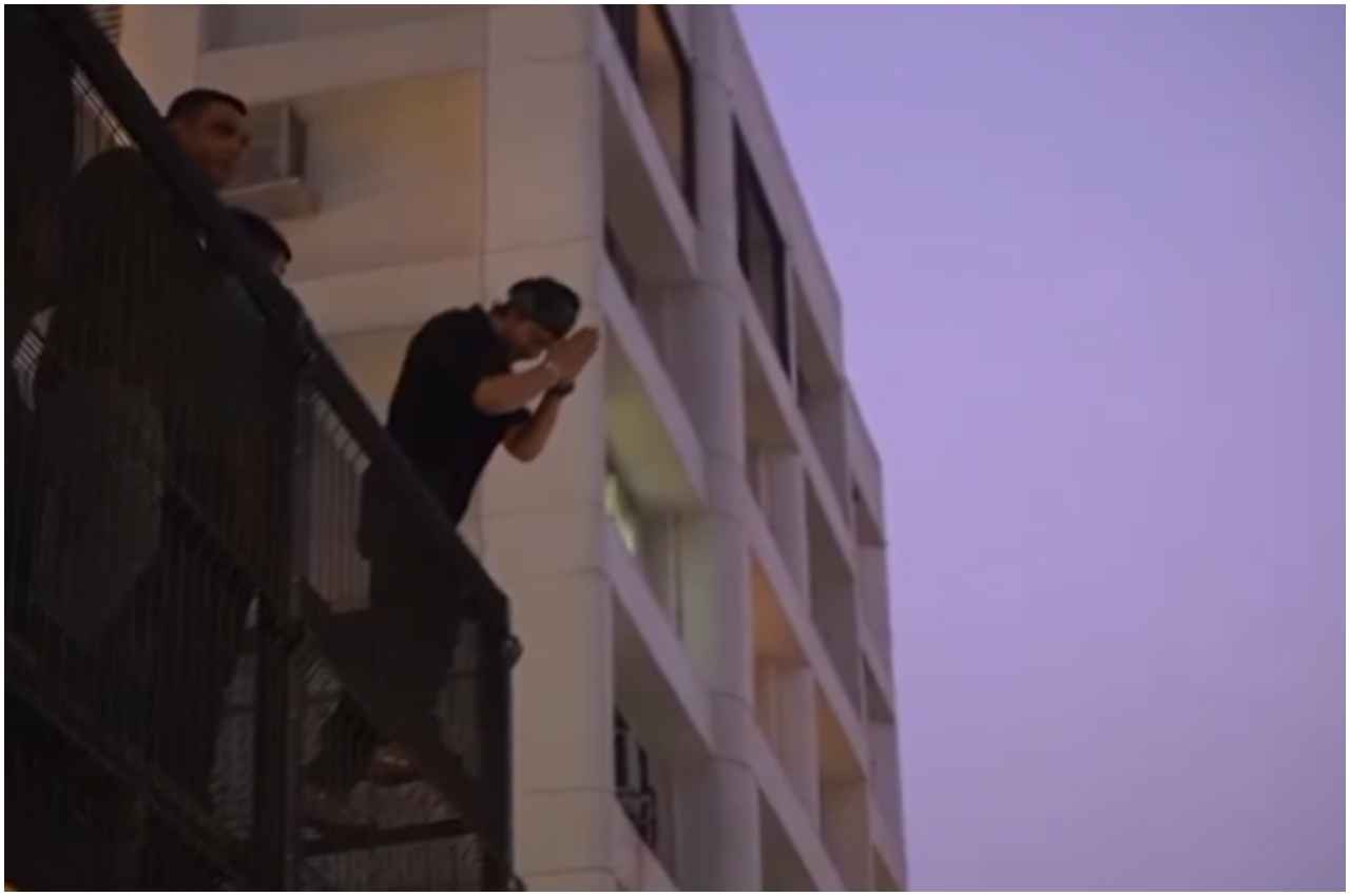 Shah Rukh Khan Meet Fans: 'पठान' की रिलीज के बाद पहली बार सामने आए SRK, मन्नत की बालकनी से ऐसे किया थैंक्यू
