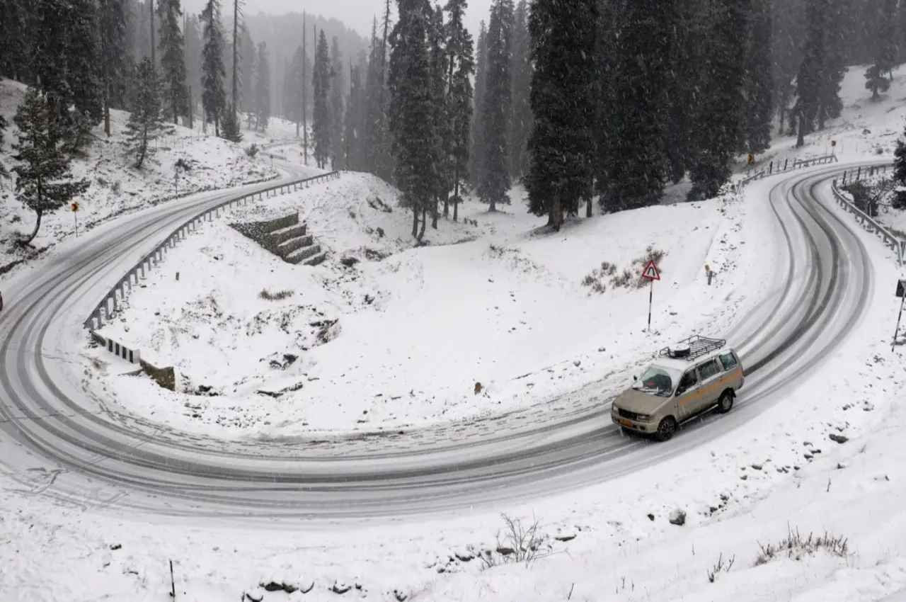 Weather Update: पहाड़ों में बर्फबारी, मैदानों में कांपे लोग, ठंड दिखाएगी और विकराल रूप, IMD की चेतावनी