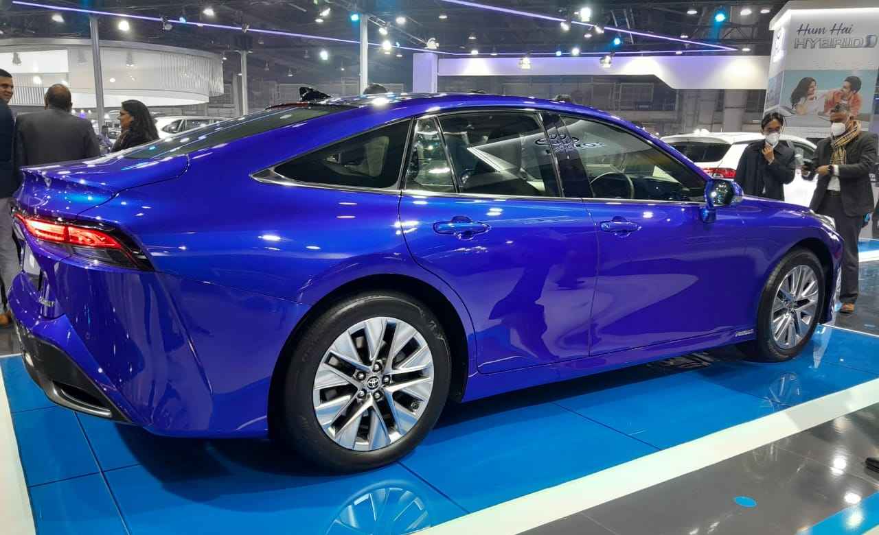 Toyota Mirai हाइड्रोजन फ्यूल ने बिखेरा जलवा! जानें फीचर्स और कीमत
