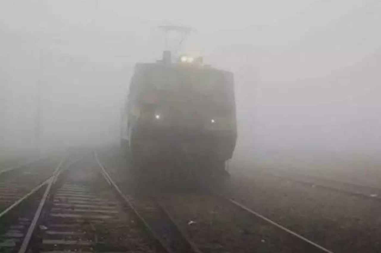 घने कोहरे के कारण देरी से चल रही हैं 32 ट्रेनें, यहां देखें लिस्ट
