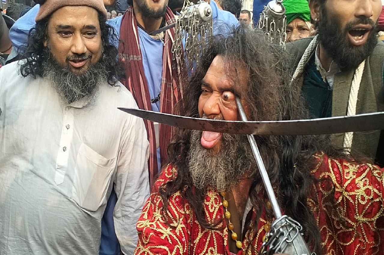 Rajasthan Hindi News: महरौली से पैदल चलकर अजमेर पहुंचे कलन्दर, दरगाह में पेश की छड़ियां, मुल्क में अमन की मांगी दुआ