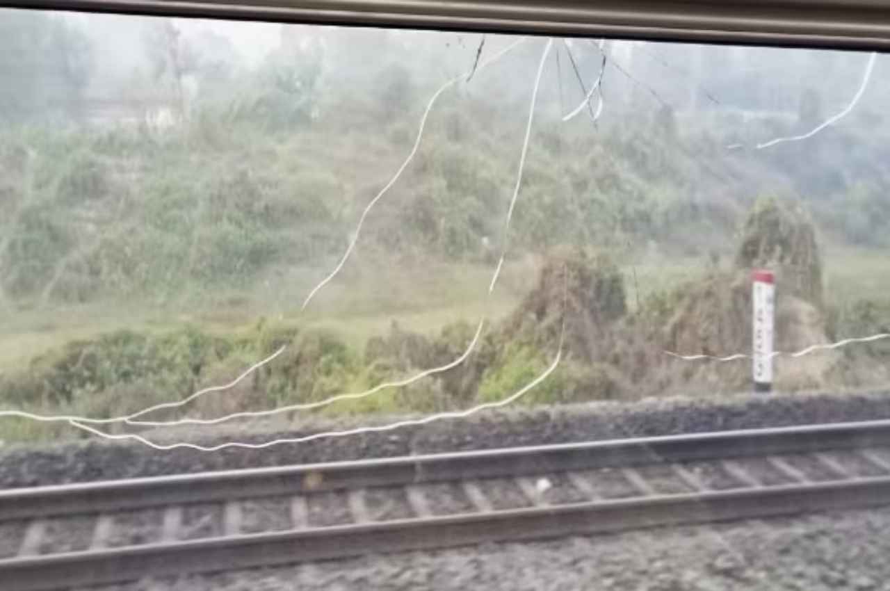 Vande Bharat Express: बिहार में वंदे भारत एक्सप्रेस पर पथराव, टूट गए शीशे
