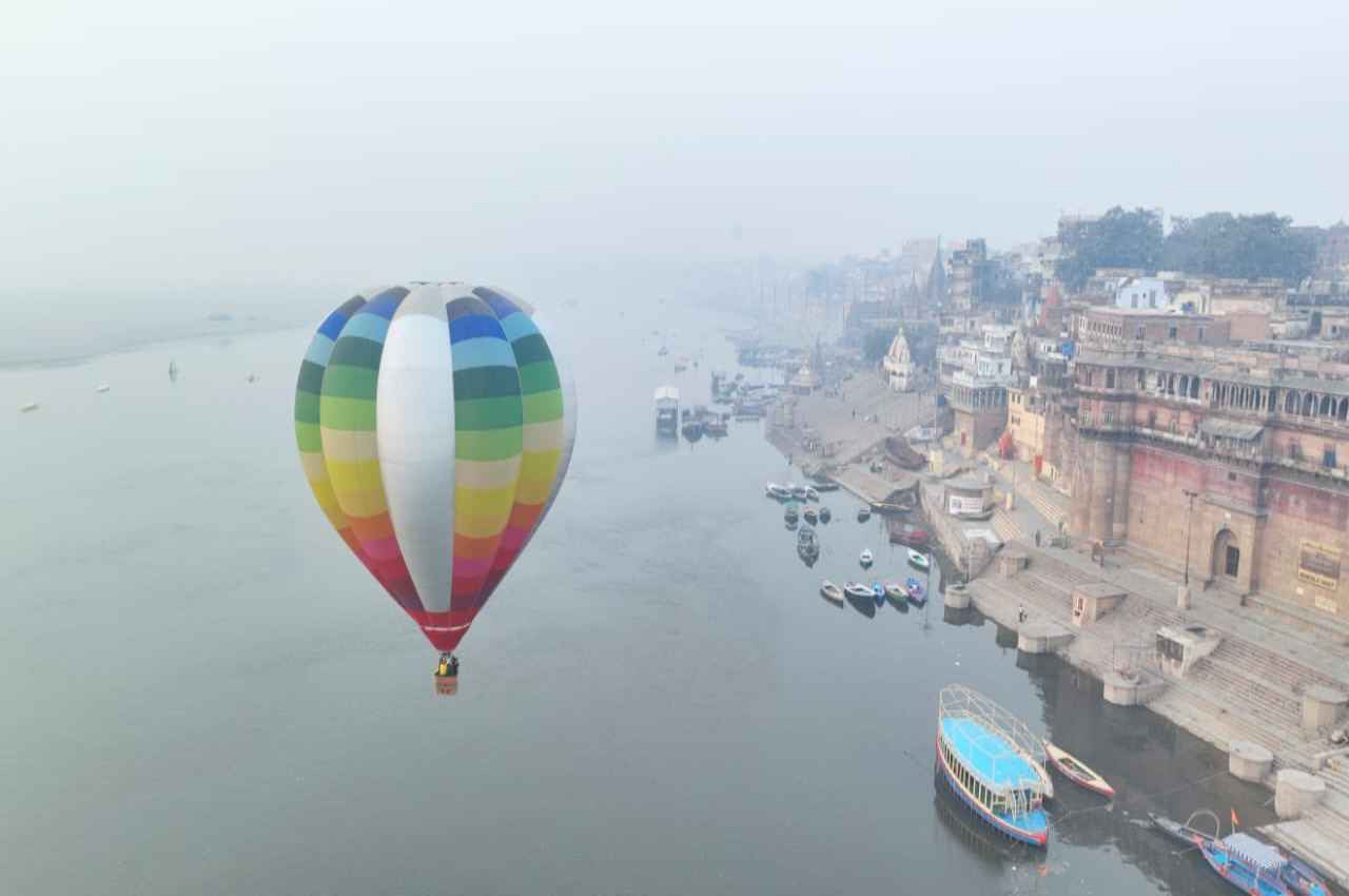 Varanasi Aerial View: हॉट एयर बैलून से वाराणसी का विहंगम नजारा, गंगा की लहरों पर नावों की रफ्तार, देखें Photo-Video