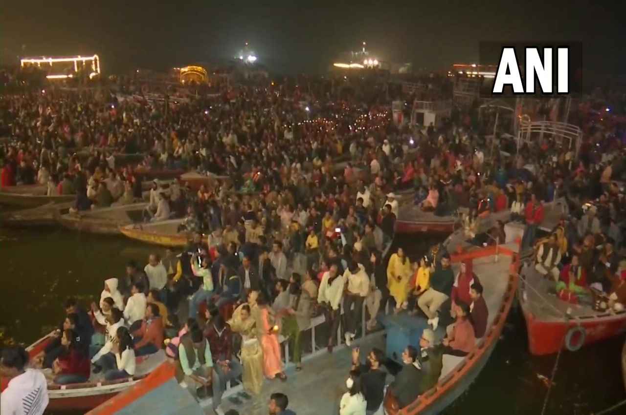 New Year 2023: नए साल पर मंदिरों में भीड़ का आंकड़ा कर देगा हैरान, वृंदावन से वाराणसी तक रहा ये नजारा