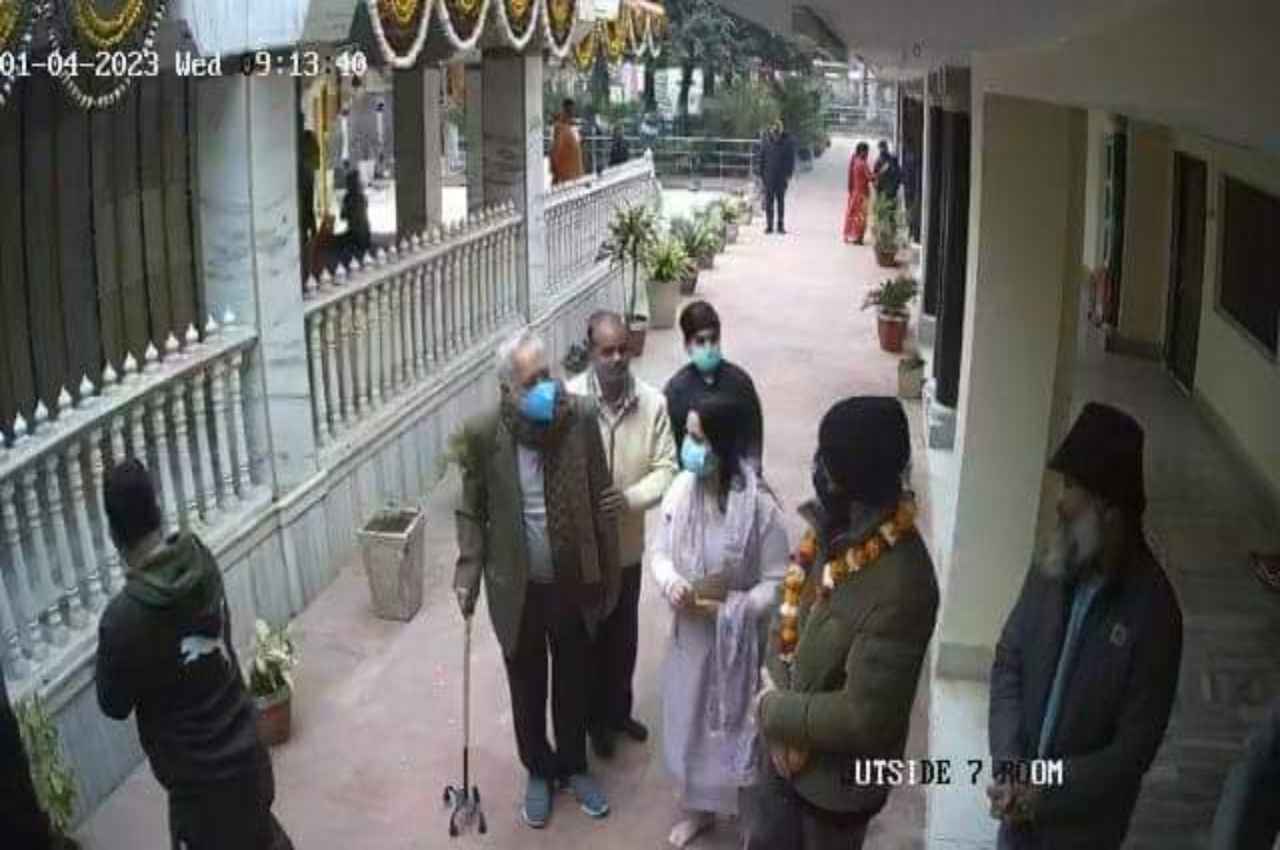 वृंदावन पहुंचे विराट कोहली और अनुष्का शर्मा, नीम करोली बाबा के आश्रम में की पूजा, देखें तस्वीरें