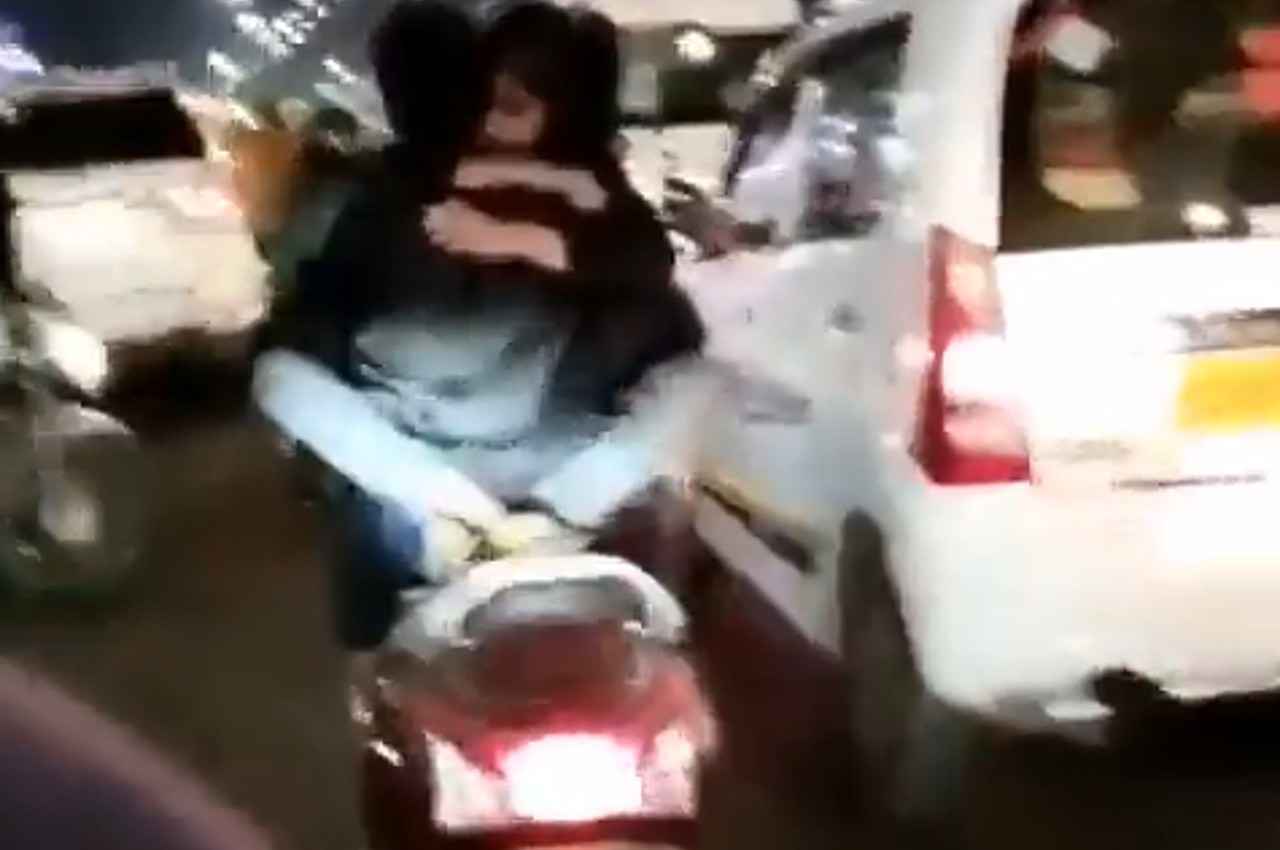 Lucknow Viral Video: स्कूटी पर रोमांस का वीडियो वायरल, अब लखनऊ पुलिस कर रही कपल की तलाश