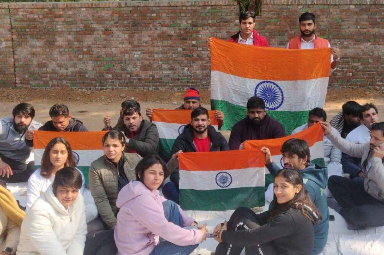 पहलवानों का प्रदर्शन, बजरंग पूनिया, फोगाट बहनों समेत रेसलर्स का फेडरेशन के खिलाफ जंतर मंतर पर धरना