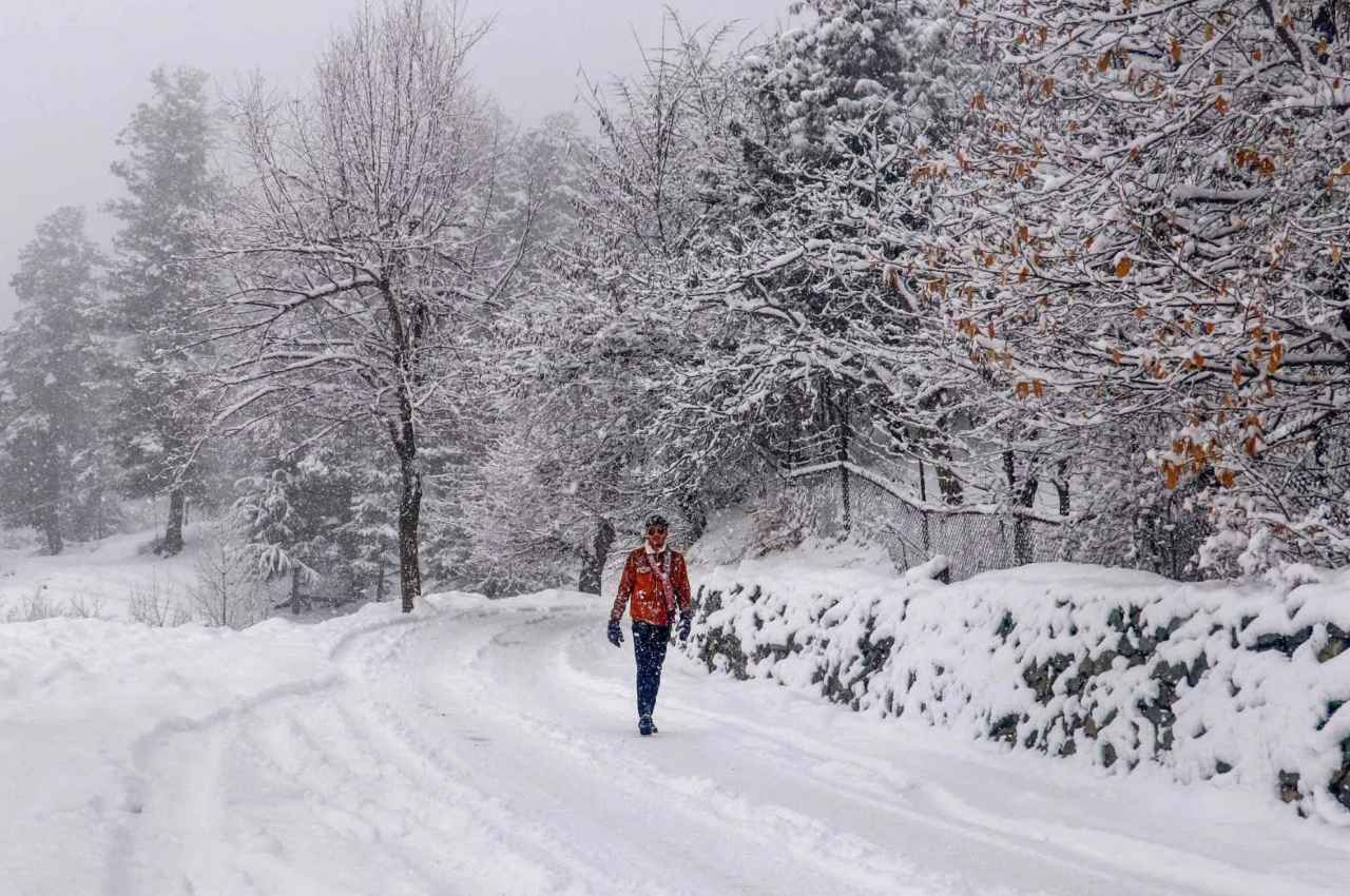 Weather Update: हिमाचल में बर्फीले तूफान ने बिगाड़ा उत्तर भारत का मिजाज, अब UP के इन जिलों में होगी बारिश!