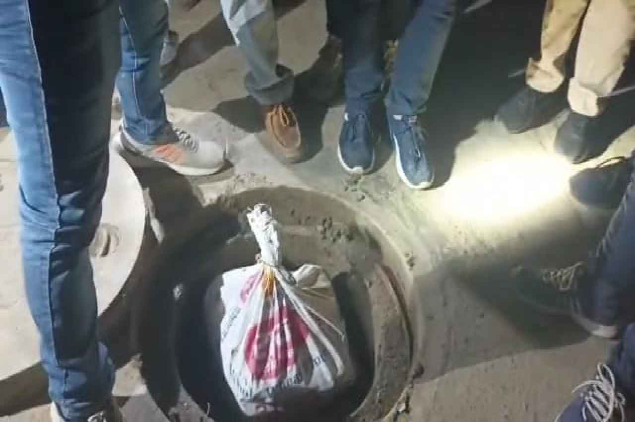 Bihar News : इस राज्य में सड़क से निकली शराब, उत्पाद विभाग के अधिकारी हुए हैरान