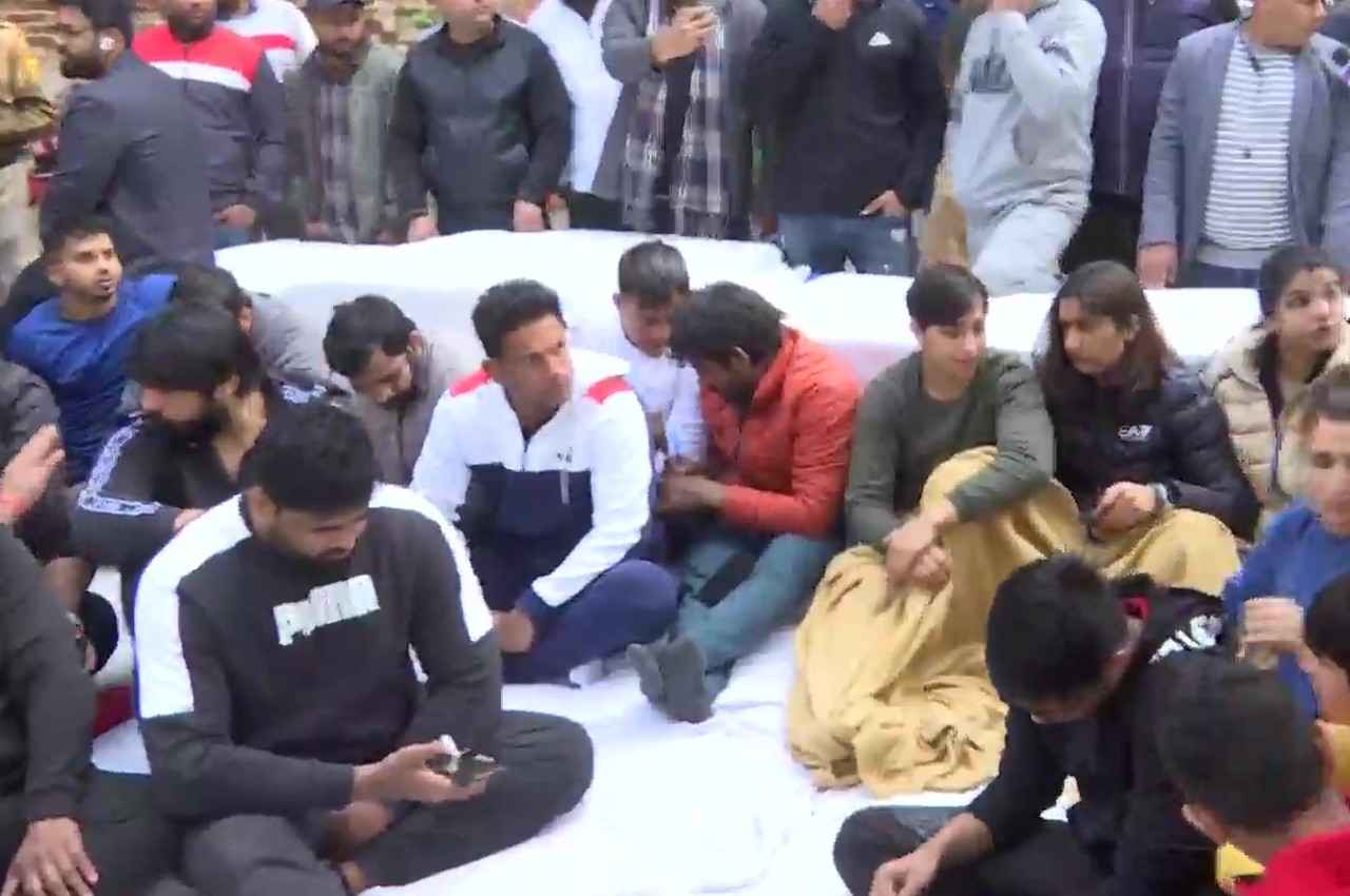 Wrestlers Protest Day 2: केंद्रीय खेल मंत्रालय ने WFI से स्पष्टीकरण मांगा, 72 घंटे के भीतर देना होगा जवाब