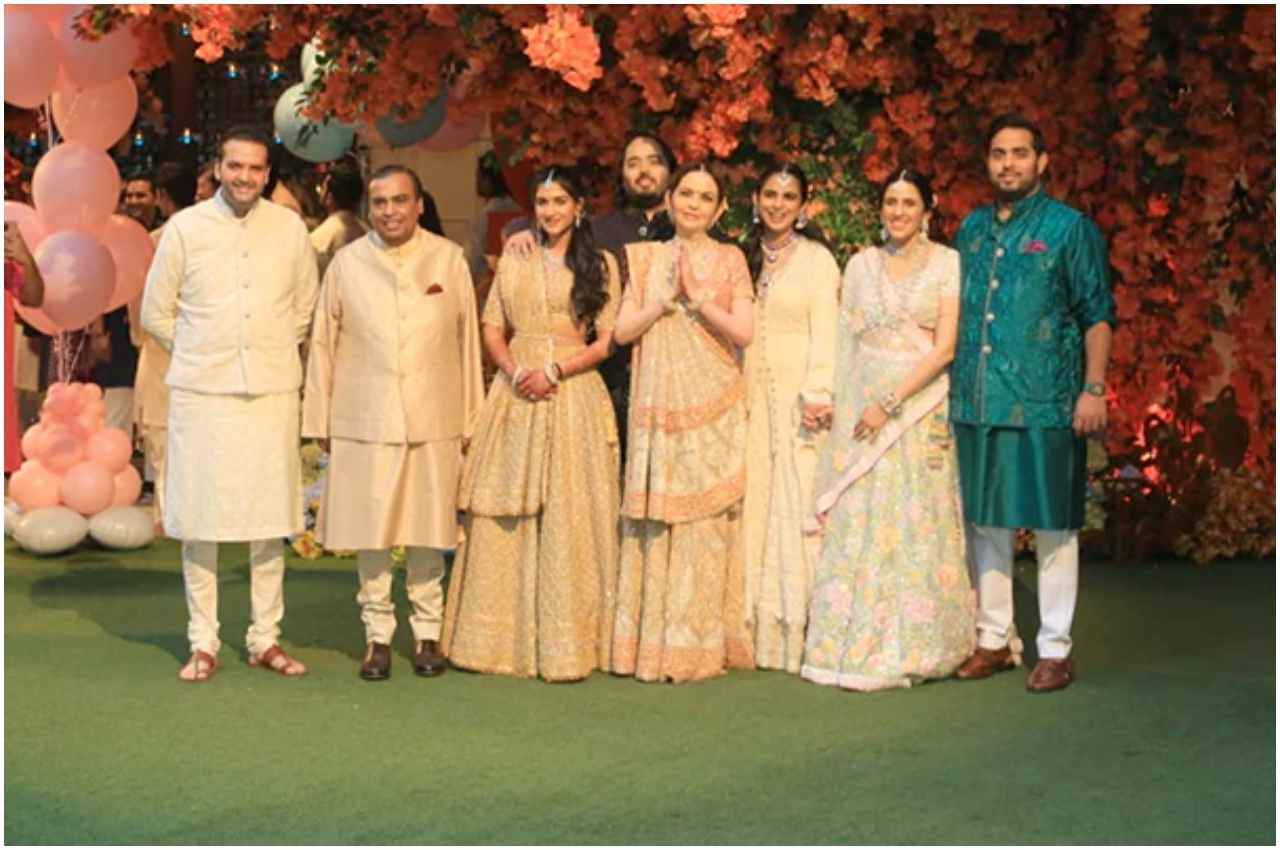 Engagement ceremony: अंबानी परिवार ने अनंत और राधिका को ऐसे दी बधाई, सलमान के इस गाने पर झूमा पूरा परिवार