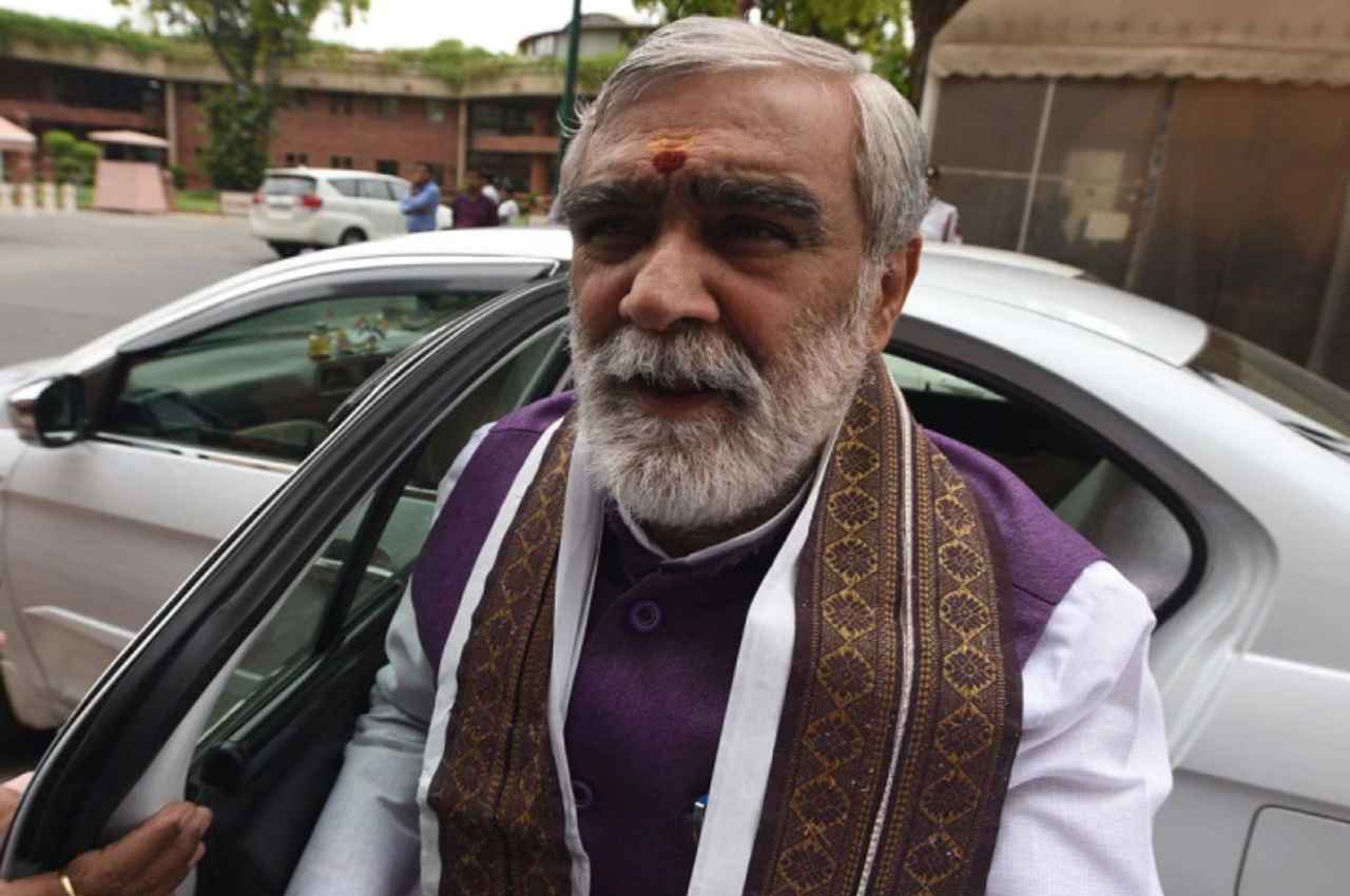 बिहार: बक्सर में सड़क हादसा, अश्विनी चौबे के काफिले की गाड़ी पलटी, बाल-बाल बचे केंद्रीय मंत्री