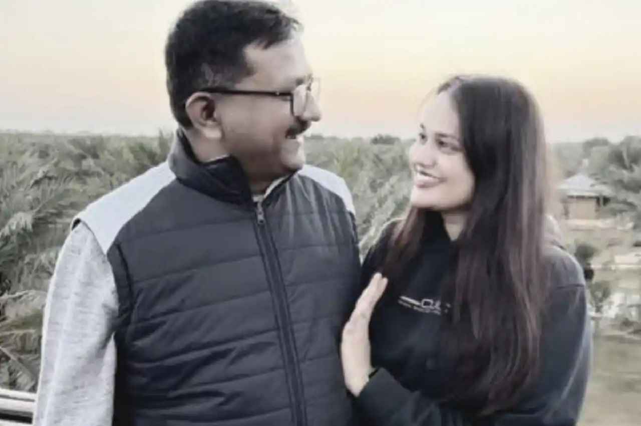 IAS Tina Dabi: पति प्रदीप गावंडे के साथ कोजी हुईं टीना डाबी, इंस्टाग्राम पर लगाई रोमंटिक DP, देखें