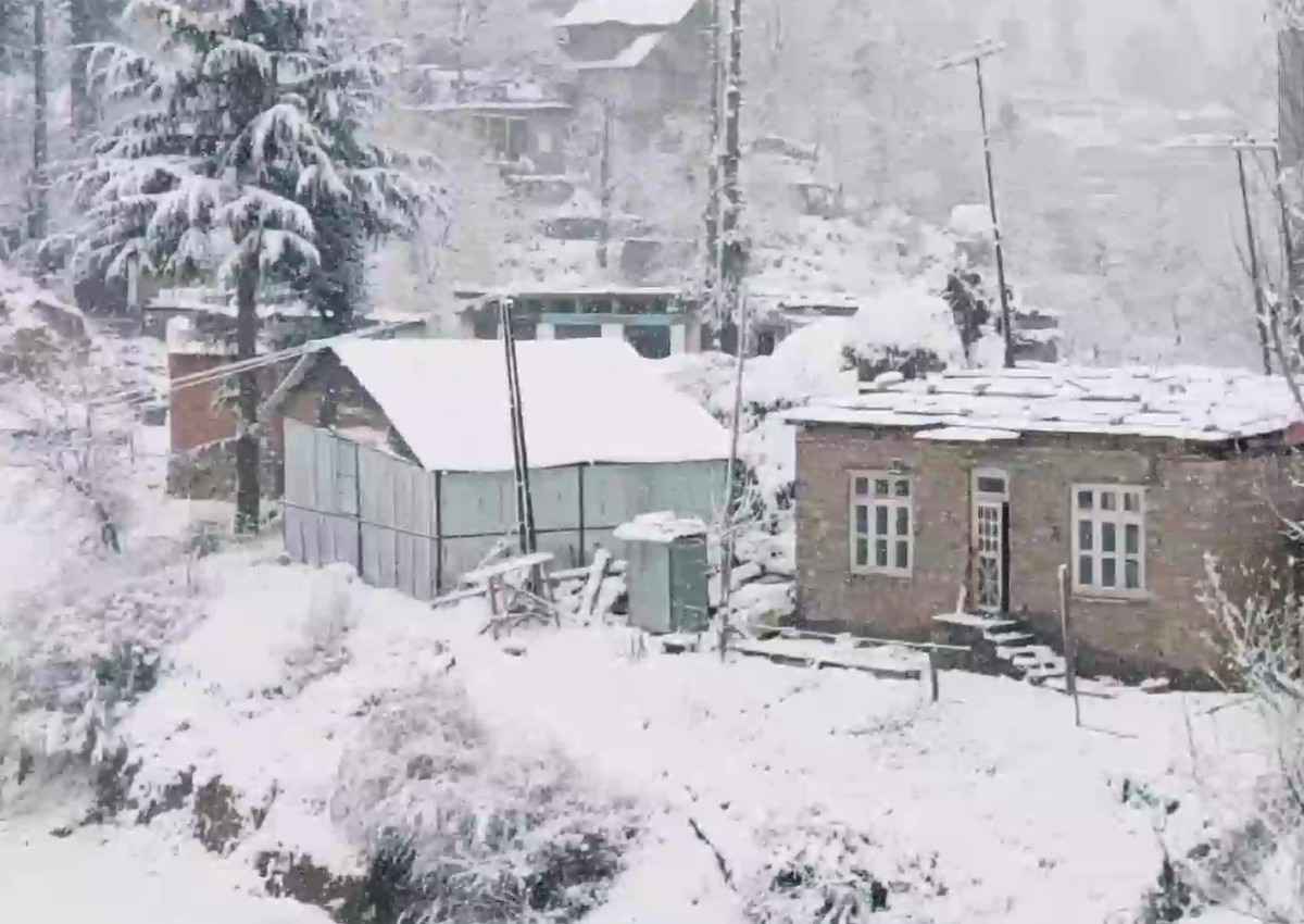 हिमाचल समेत पहाड़ी राज्यों में बर्फबारी का आनंद उठाने पहुंच रहे पर्यटक, जानें उत्तर भारत के लिए IMD की भविष्यवाणी
