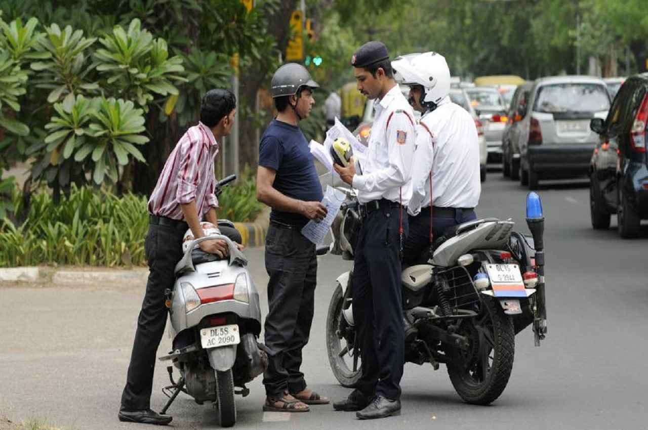 Traffic Challan: हेलमेट लगाने पर भी कटेगा चालान! क्या आपको मालूम है ये नियम?