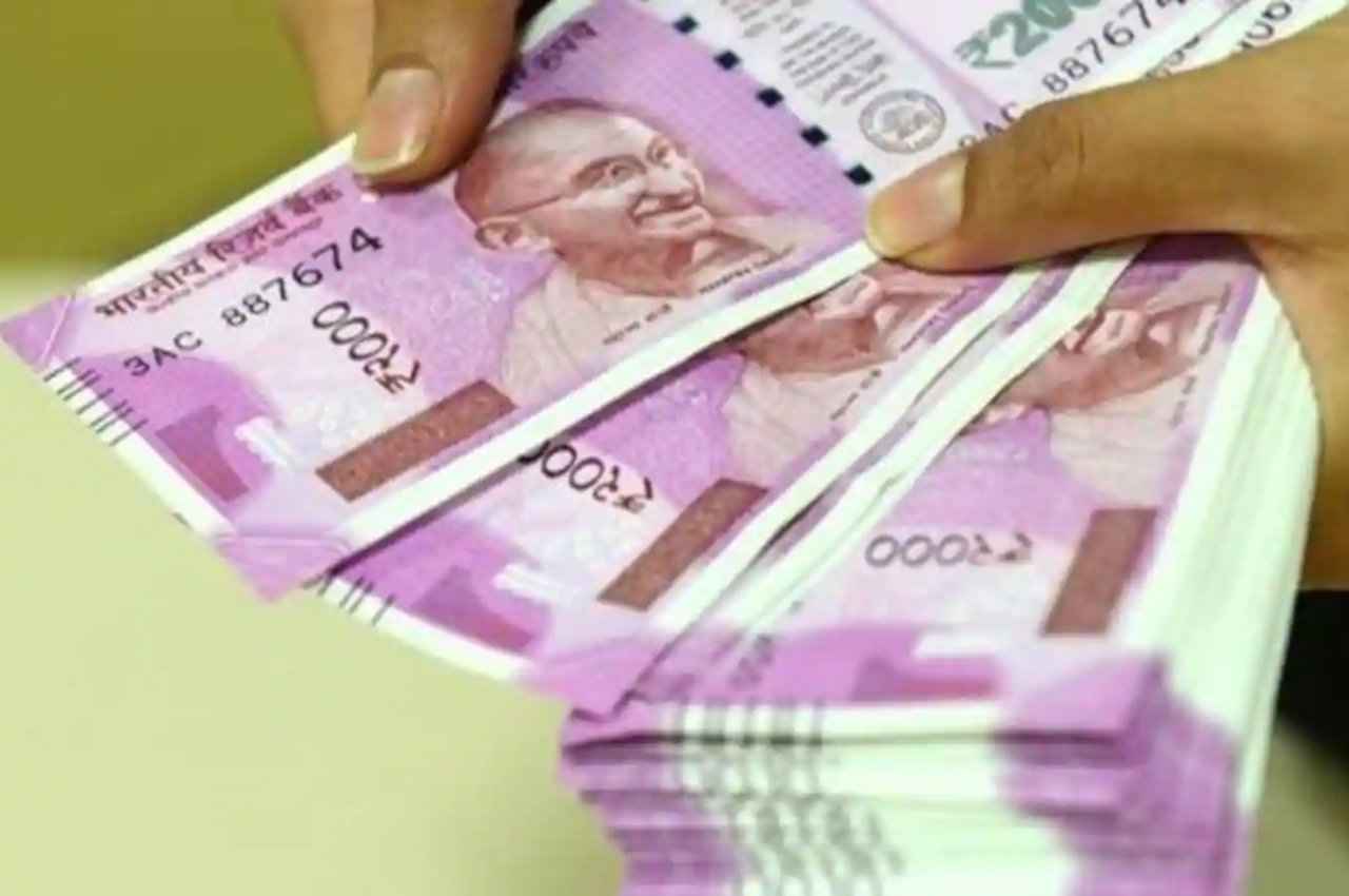 Jyotish Tips: पर्स में रखें यह एक चीज, इतना पैसा आएगा कि संभाल नहीं पाएंगे