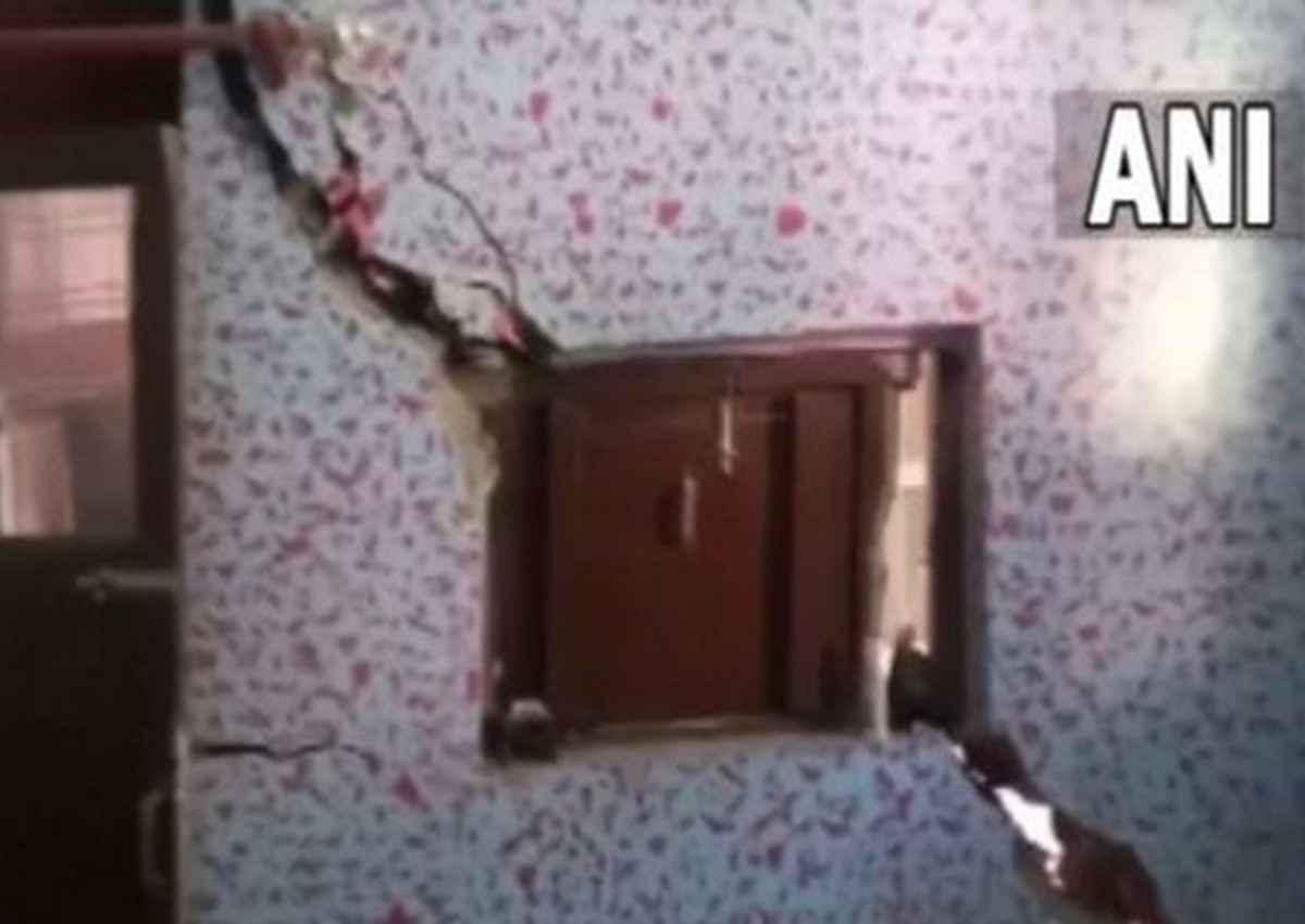 जोशीमठ के बाद अब कर्णप्रयाग के बहुगुणा नगर में भू-धंसाव की आशंका, कुछ मकानों में दिखीं दरारें