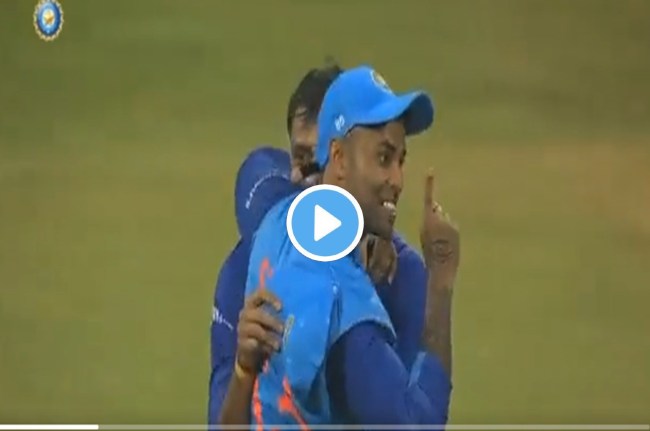 suryakumar yadav hugs akshar after victory sri lanka