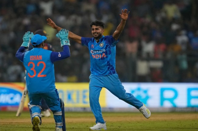 umran malik fans demand a speed of 160 kmph