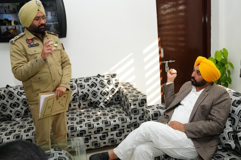 जेल अधिकारी से बात करते सीएम