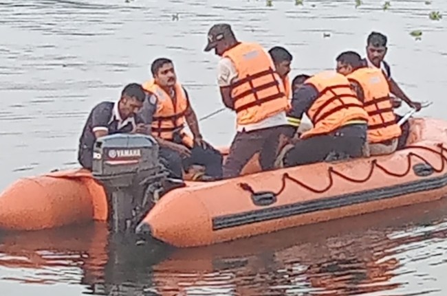 भीमा नदी में चलता जांच अभियान भीमा नदी में चलता जांच अभियान