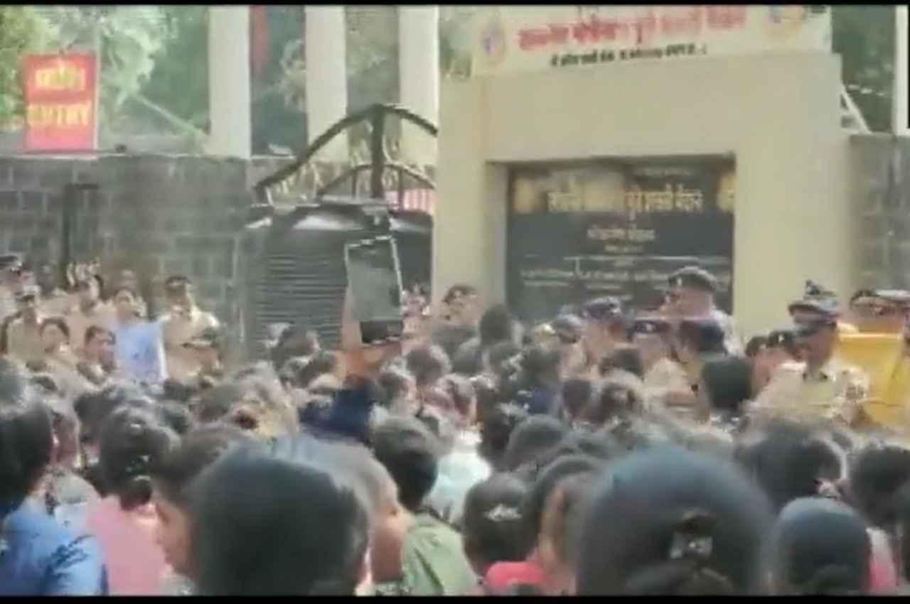 Video: मुंबई में फायर ब्रिगेड की भर्ती के लिए पहुंची लड़कियों और पुलिस में झड़प, जमकर चली लाठियां