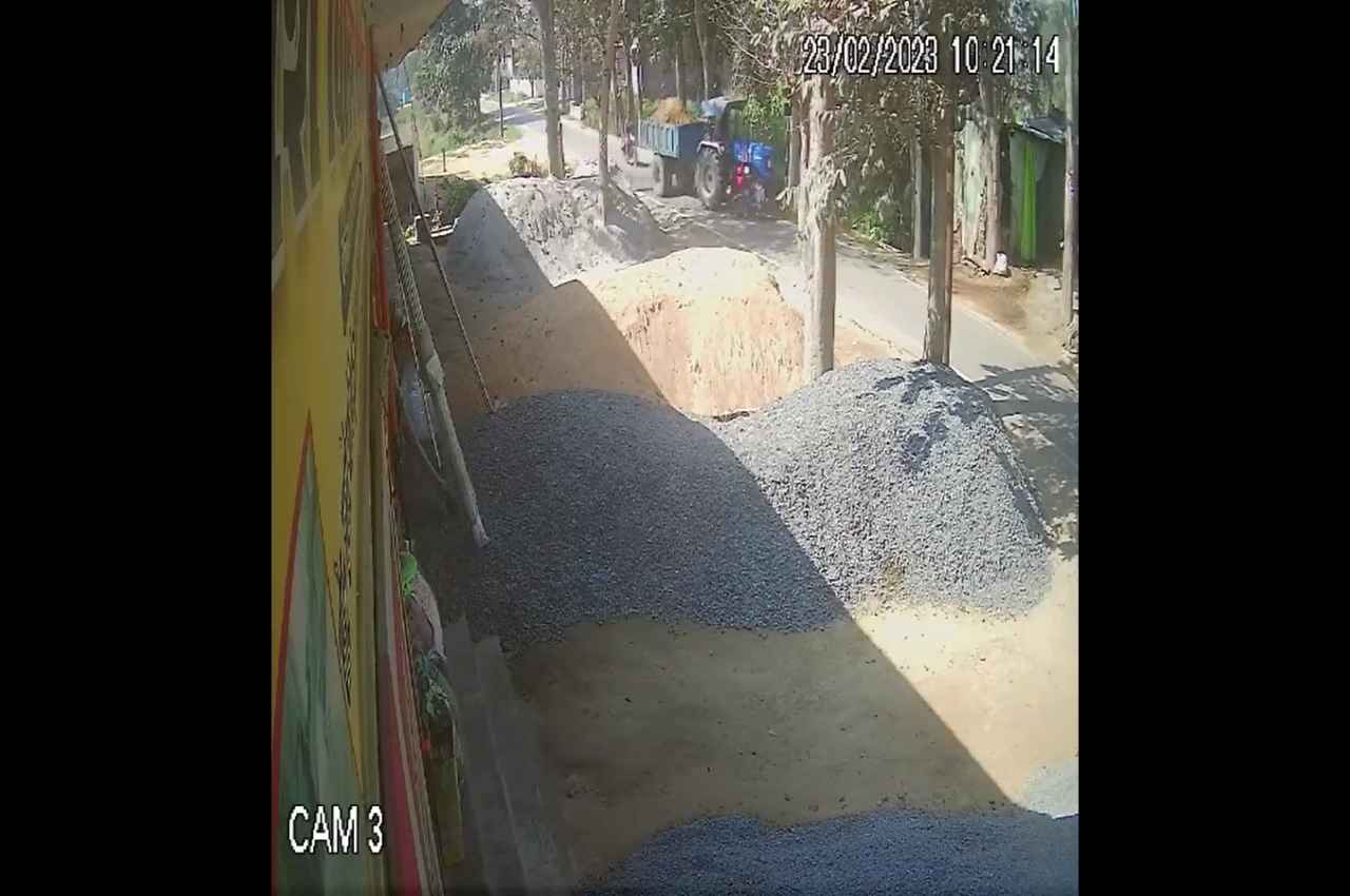Video: गोरखपुर में साइकिल सवार छात्रा को ट्रैक्टर-ट्रॉली ने रौंदा, सीसीटीवी में कैद हुई घटना 