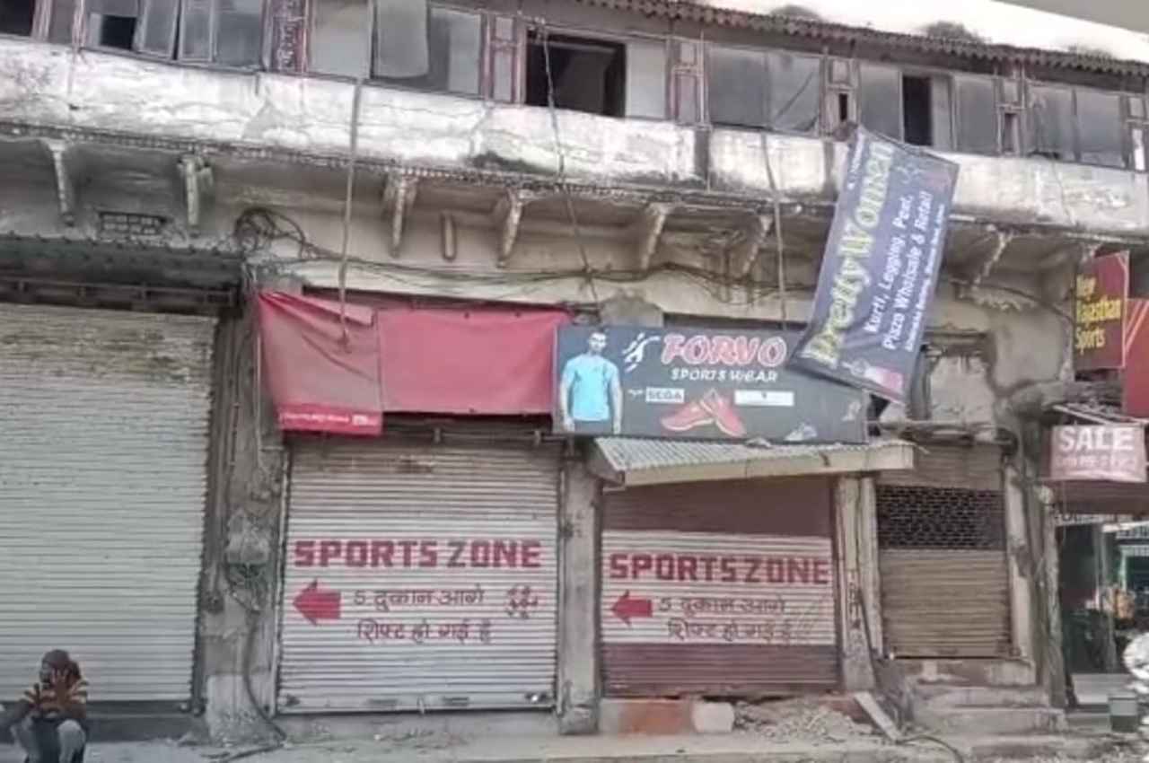 Ajmer News: अचानक भरभराकर गिरा छज्जा, एक की मौत और तीन घायल