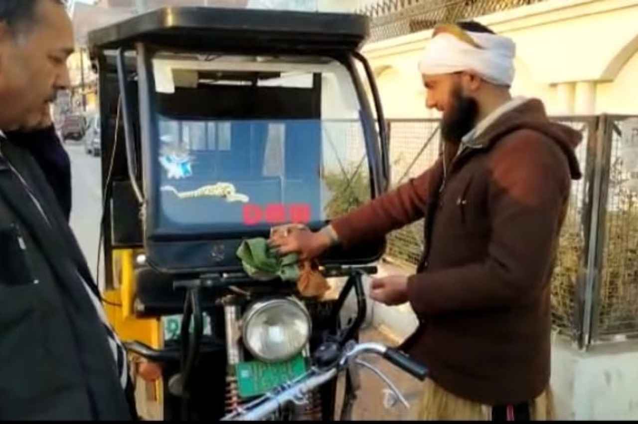 तिरंगे का अपमान: गोरखपुर में ई रिक्शा पोछ रहा था युवक, रोकने पर हंसा फिर शीशा साफ करने लगा