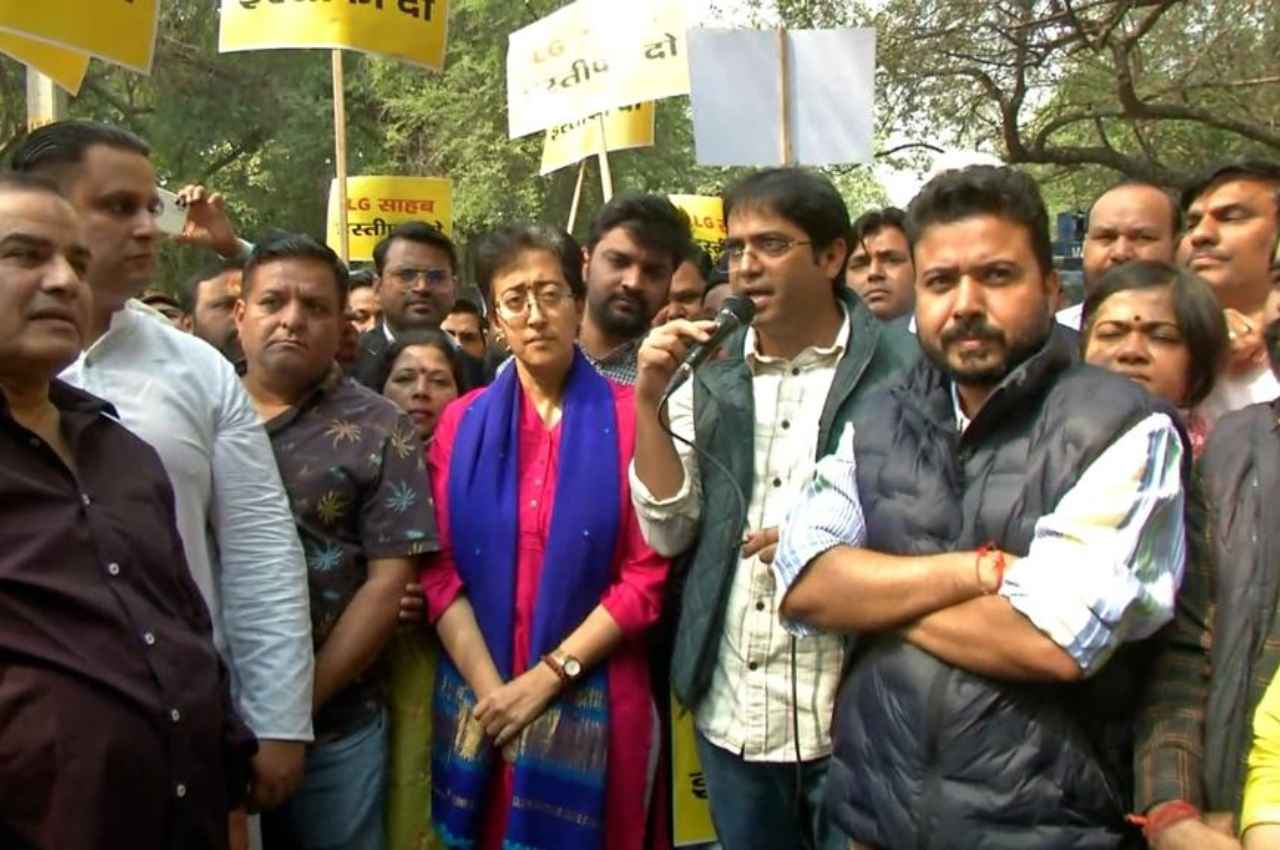 सुप्रीम कोर्ट के आदेश के बाद एलजी से इस्तीफे की मांग को लेकर 'आप' का प्रदर्शन