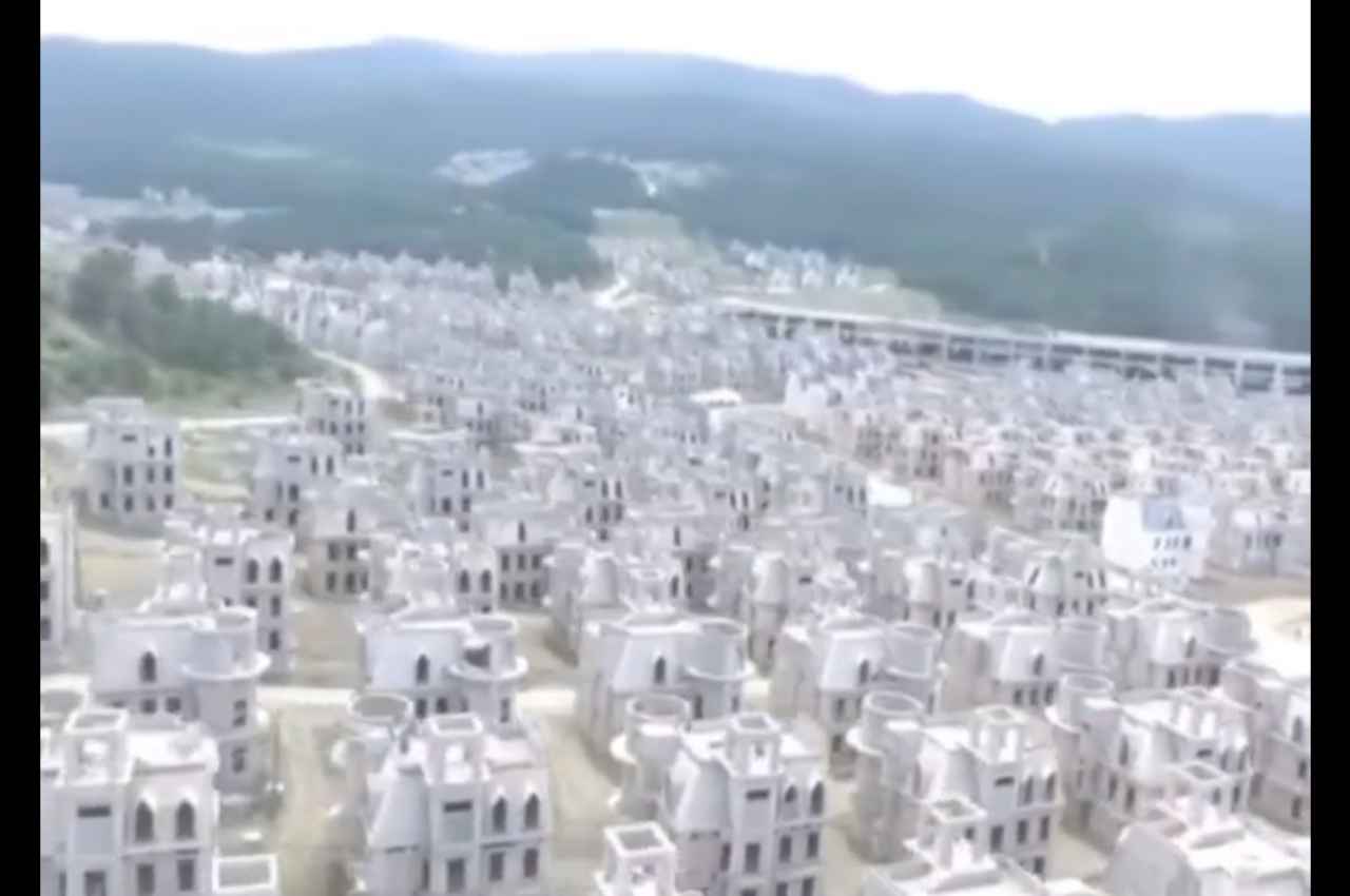 अजब गजब: तुर्की का एक Ghost village, हर घर में पूल, जकूजी, फिर भी 600 मकान खाली?