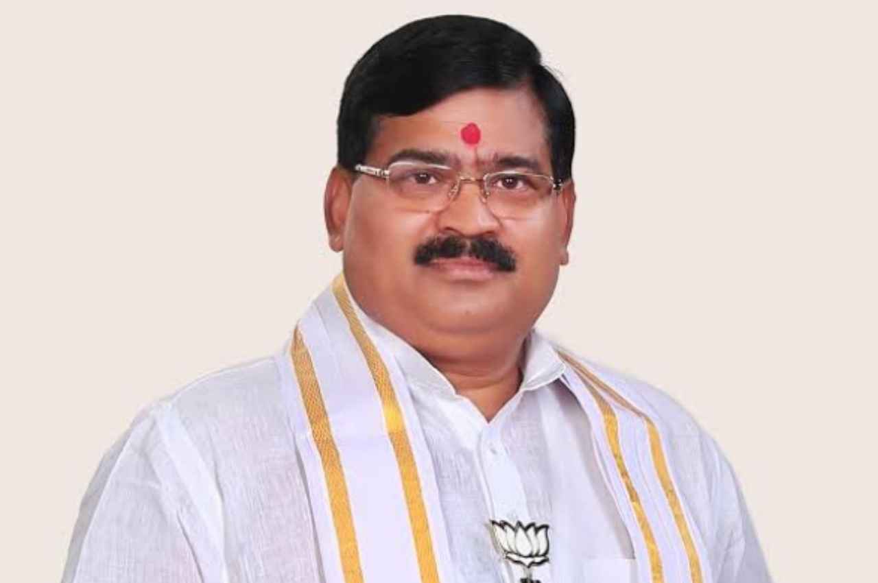 Lucknow: बीजेपी सांसद ने की लखनऊ का नाम बदलने की मांग, कहा- मुगलकाल के नाम अभी क्यों?